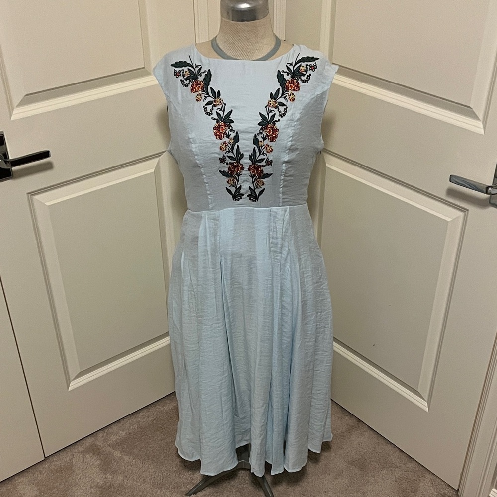 Chic Light Blue Floral Embroidered Midi Dress - Picture 3 of 15